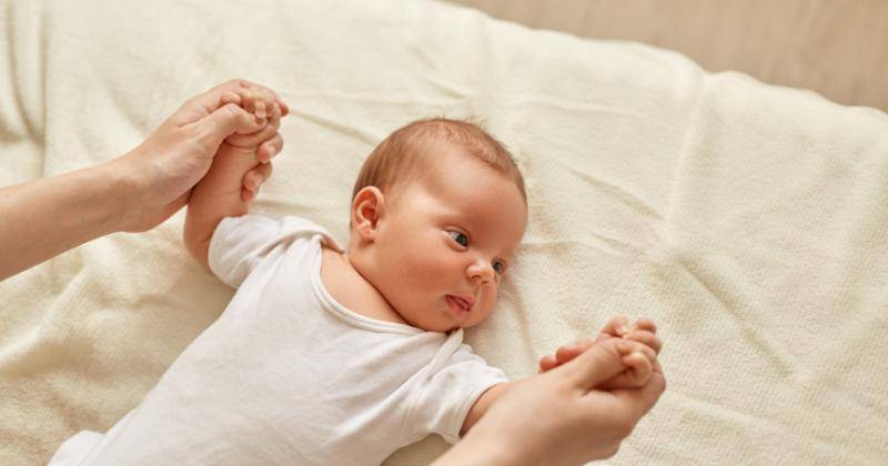 Bolehkah Minyak Telon Dioleskan di Seluruh Tubuh Bayi? Ini Kata Dokter